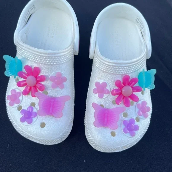 Crocs Kids White Flower Clogs with Colorful Charms girls 11 - Picture 2 of 6